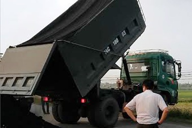 Bị kiểm tra tải trọng, tài xế đổ hàng xuống đường rồi bỏ chạy