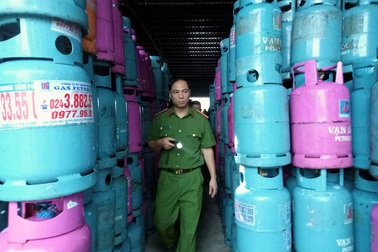 Hơn 28.000 vỏ bình gas “ém mình” trong kho hàng