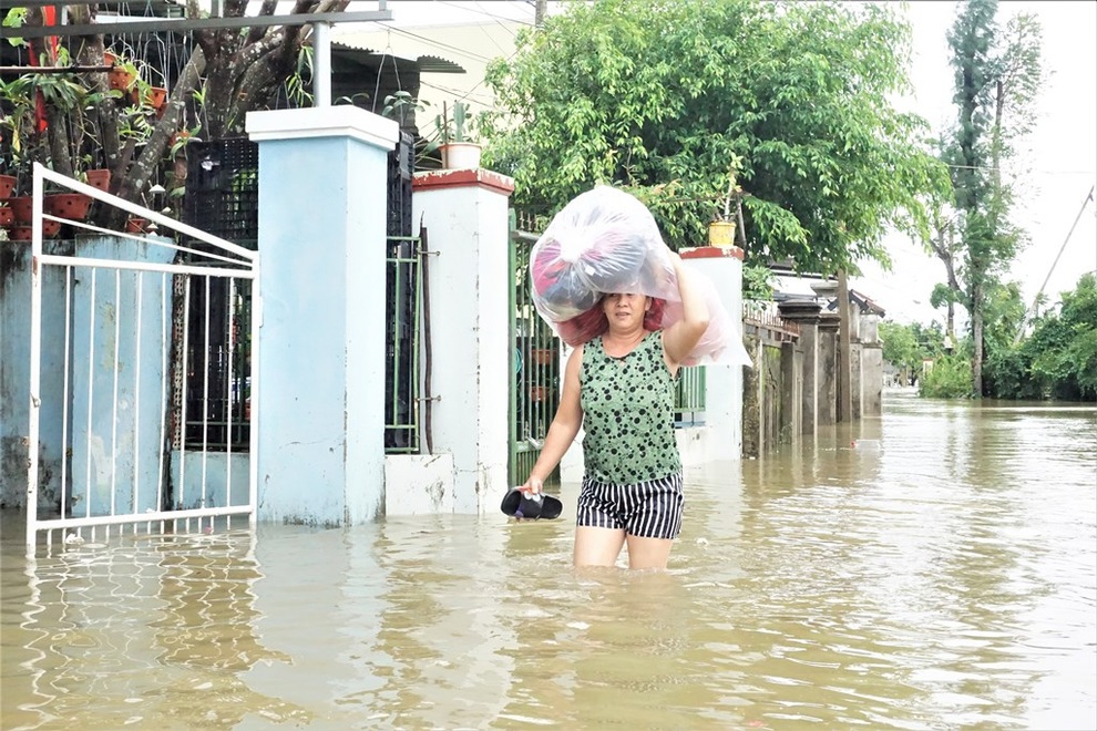 Lũ ập tới bất ngờ, người dân Tam Kỳ quay cuồng trong biển nước - 16 Lũ ập tới bất ngờ, người dân Tam Kỳ quay cuồng trong biển nước - 16