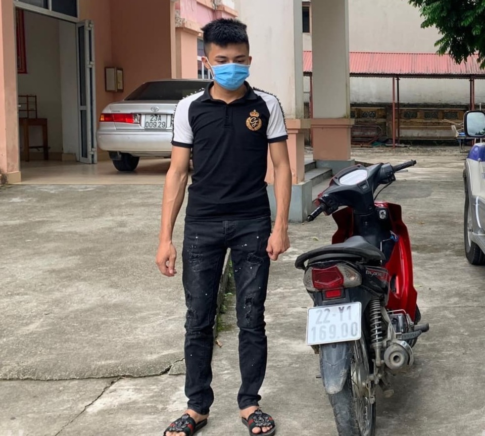 Nam thanh niên mặc váy bốc đầu xe máy, lĩnh phạt 8,4 triệu đồng - 1 Nam thanh niên mặc váy bốc đầu xe máy, lĩnh phạt 8,4 triệu đồng - 1