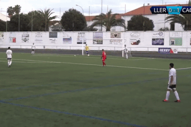 Thủ môn "ngơ ngác", không hiểu vì sao thủng lưới