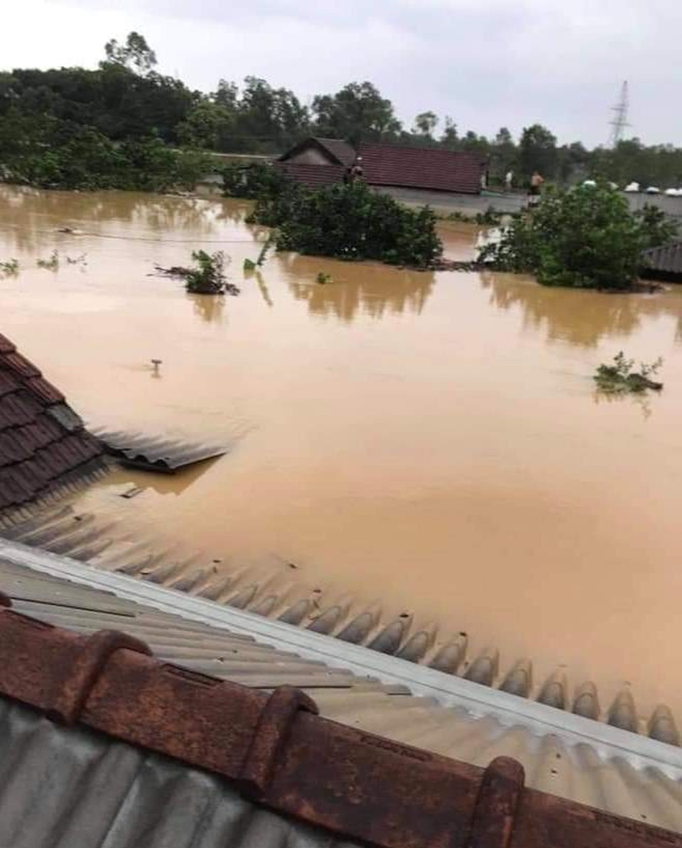 Người dân trú trên gác mái, cho lợn lên giường tránh lũ - 2 Người dân trú trên gác mái, cho lợn lên giường tránh lũ - 2