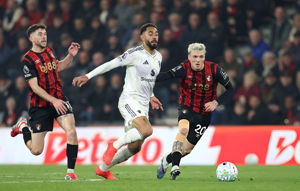 Maguire đối mặt án treo giò nặng, Man Utd thêm bất bình - 2