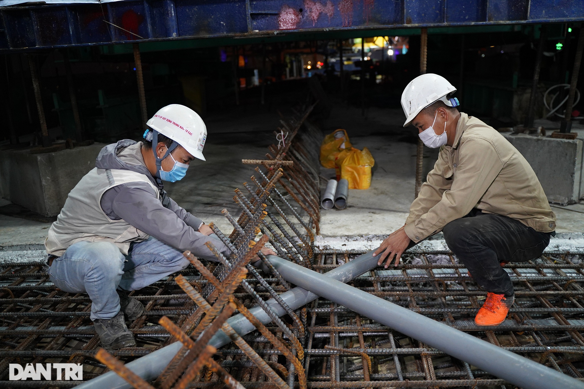 Xuyên đêm hợp long nhịp cầu cao nhất tại tuyến đường Vành đai 2 ở Hà Nội - 3 Xuyên đêm hợp long nhịp cầu cao nhất tại tuyến đường Vành đai 2 ở Hà Nội - 3