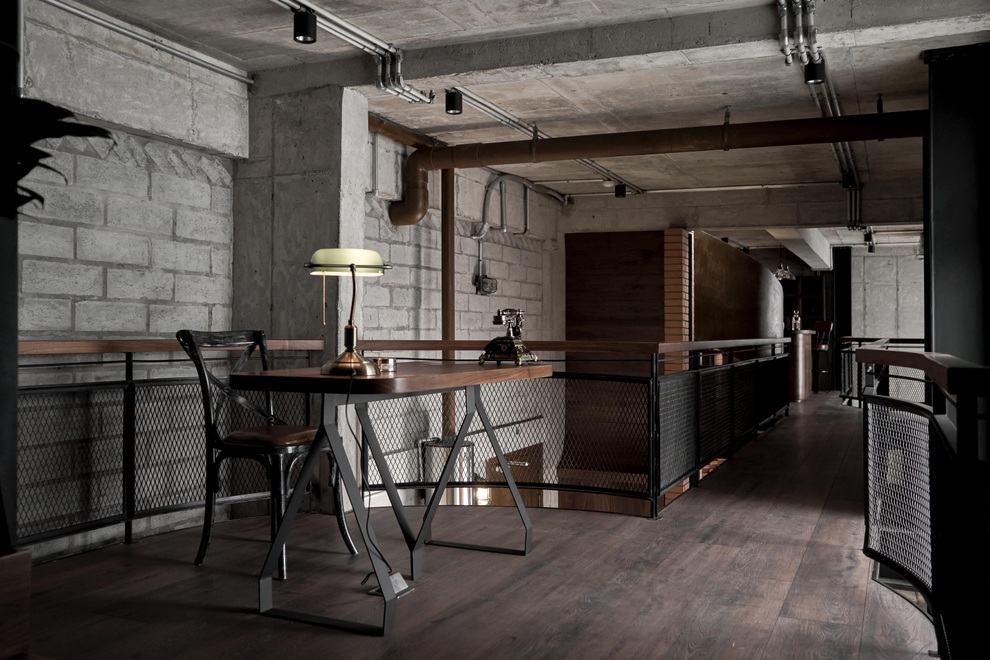 Căn penthouse ven Hà Nội gây choáng với vẻ hầm hố, đậm chất nghệ sĩ - 8 Căn penthouse ven Hà Nội gây choáng với vẻ hầm hố, đậm chất nghệ sĩ - 8