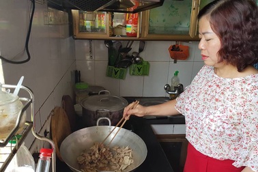 Cô giáo nấu cơm trưa miễn phí cho học sinh nghèo