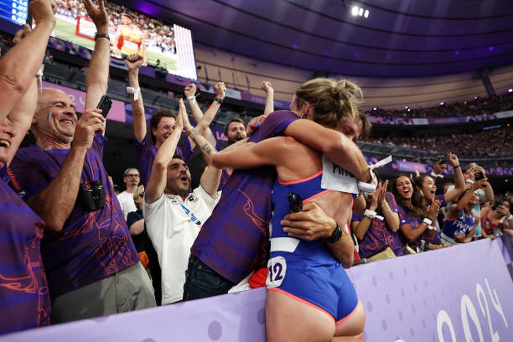 Nữ VĐV cầu hôn bạn trai sau khi hoàn thành phần thi tại Olympic 2024 - 2 Nữ VĐV cầu hôn bạn trai sau khi hoàn thành phần thi tại Olympic 2024 - 2