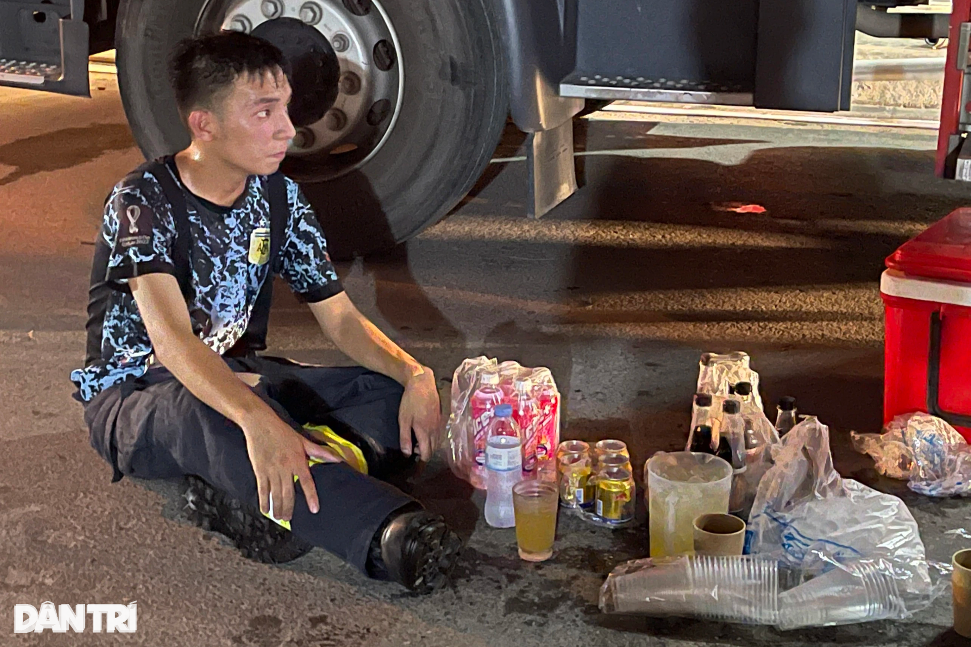 Hà Nội: Cảnh sát đội mưa, kiệt sức khi chữa cháy, cứu nạn ở chung cư mini - 6 Hà Nội: Cảnh sát đội mưa, kiệt sức khi chữa cháy, cứu nạn ở chung cư mini - 6