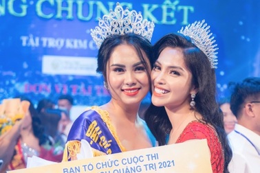 MC Kim Huyền Sâm đẹp gợi cảm bên thí sinh "Đại sứ du lịch Quảng Trị"