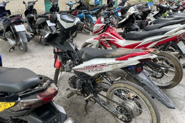 CSGT bao vây gần 100 quái xế so kè tốc độ trong đêm ở TPHCM