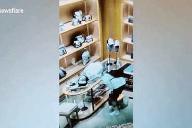 Khách ngoại quốc nhanh tay lấy trộm ví hàng hiệu giá hơn 30 triệu