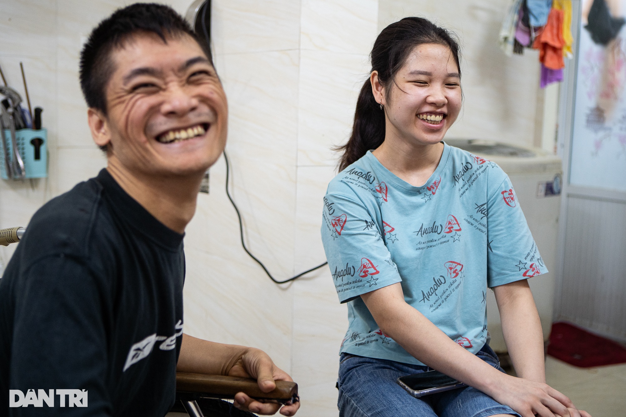 Chuyện tình của chàng trai bại não và cô gái khiếm thị ở Hà Nội - 3 Chuyện tình của chàng trai bại não và cô gái khiếm thị ở Hà Nội - 3