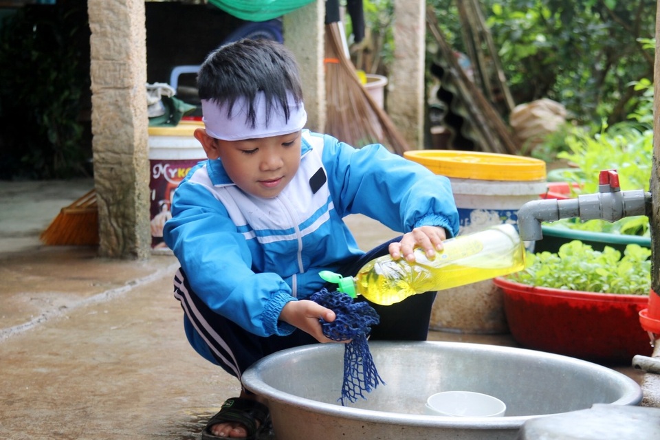 Xót xa cảnh 3 đứa trẻ mồ côi bên người mẹ gồng mình chăm ông nội nằm liệt - 3 Xót xa cảnh 3 đứa trẻ mồ côi bên người mẹ gồng mình chăm ông nội nằm liệt - 3