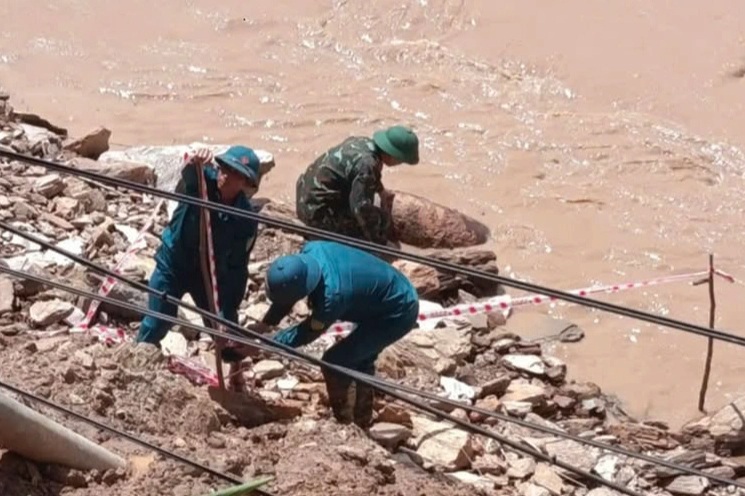 Nước lũ rút, lộ quả bom dưới chân quốc lộ 7 - 1