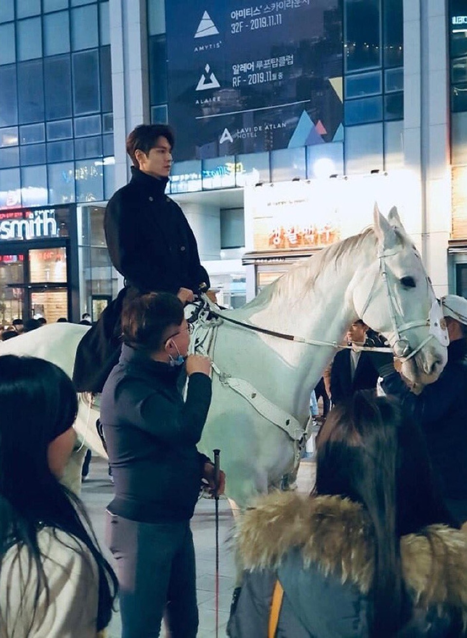 Lee Min Ho hút fan khi cưỡi ngựa trên đường phố - 2 Lee Min Ho hút fan khi cưỡi ngựa trên đường phố - 2