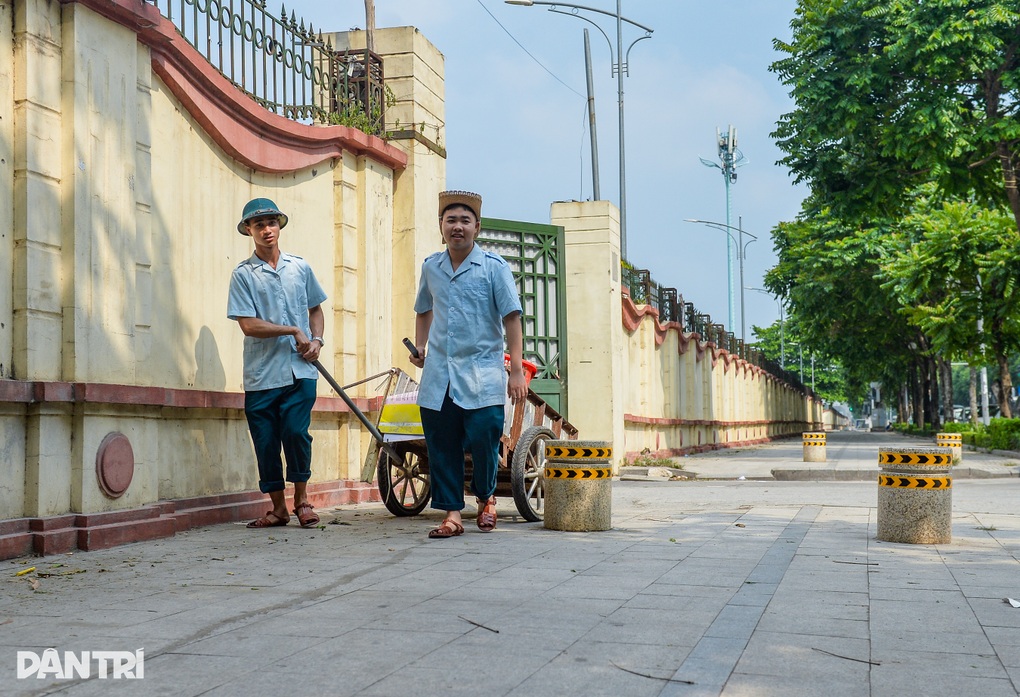 Hà Nội: Lắp hàng loạt trụ đá trên vỉa hè để ngăn chặn ô tô dừng, đỗ - 3 Hà Nội: Lắp hàng loạt trụ đá trên vỉa hè để ngăn chặn ô tô dừng, đỗ - 3