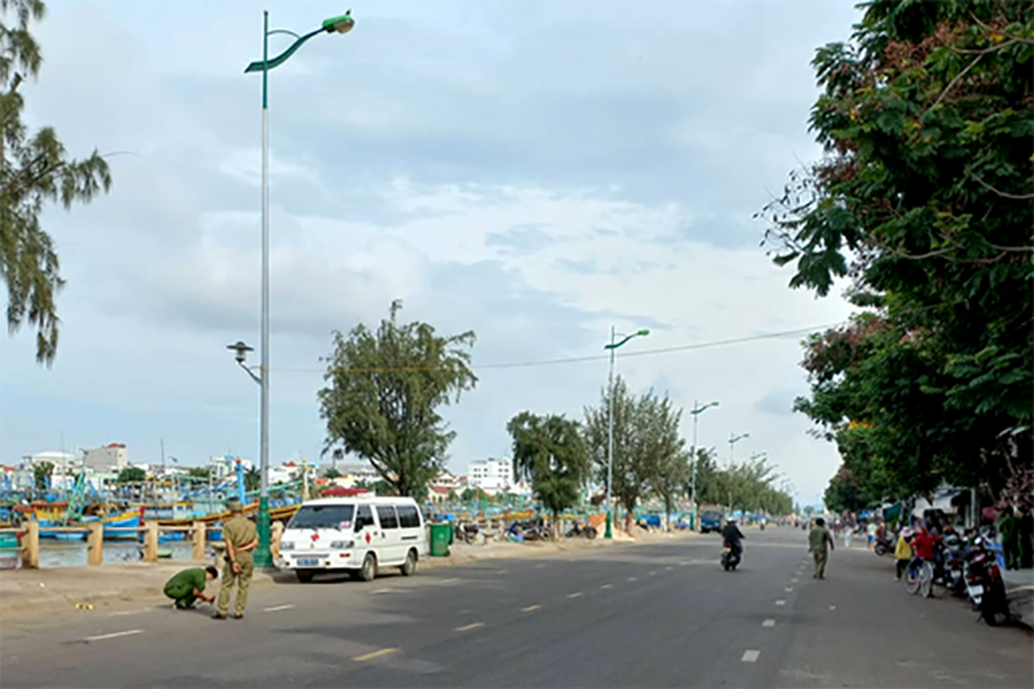 Tài xế xe Mercedes truy đuổi, tông chết người ở Phan Thiết khai gì? - 2