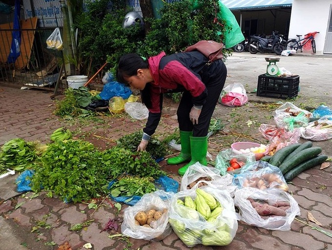 Hà Nội: Bà nội chợ méo mặt vì rau xanh khan hiếm, giá tăng gấp đôi sau ngập lụt - Ảnh 3.
