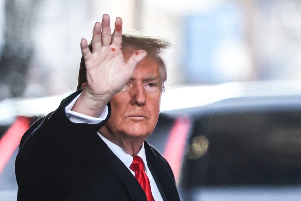 Đốm đỏ trên bàn tay ông Trump thổi bùng đồn đoán - 1 Đốm đỏ trên bàn tay ông Trump thổi bùng đồn đoán - 1