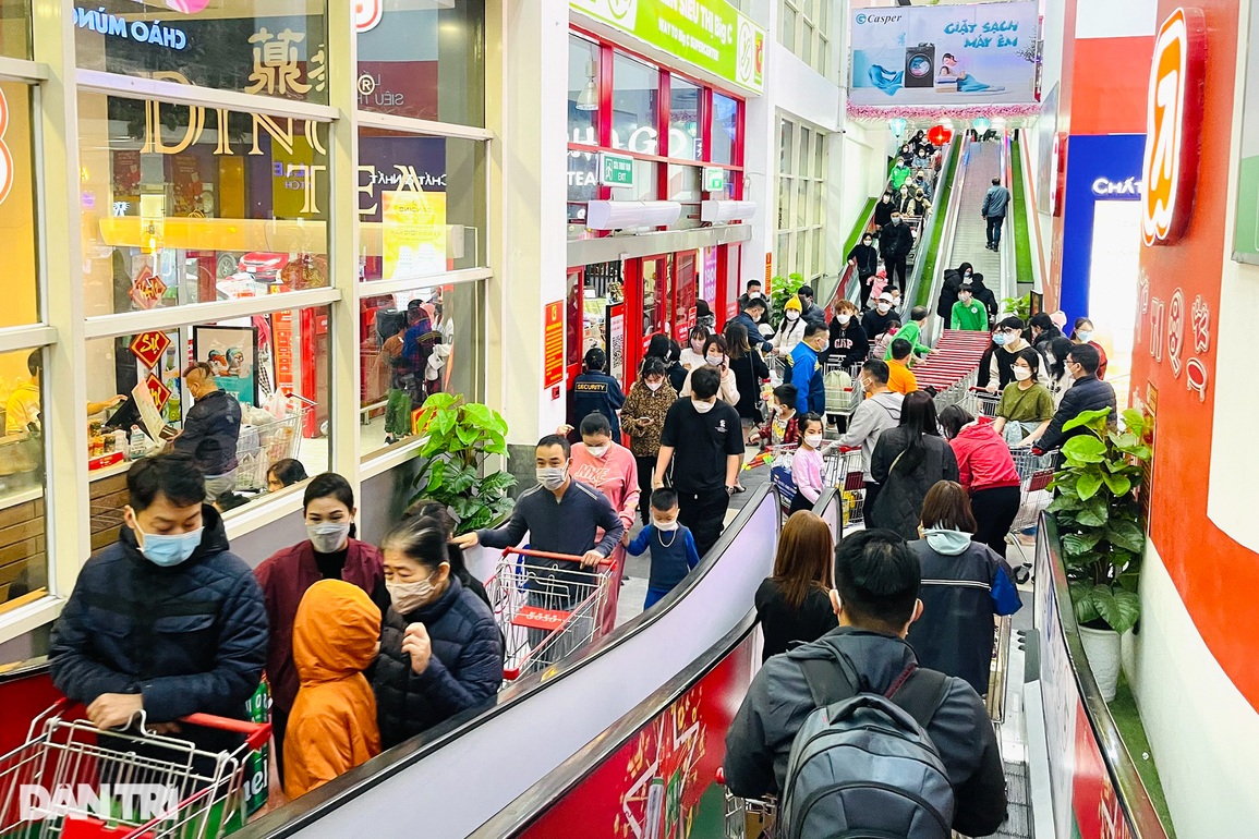 Người dân Hà Nội đổ xô vào siêu thị mua sắm trong ngày đầu nghỉ Tết - 1 Người dân Hà Nội đổ xô vào siêu thị mua sắm trong ngày đầu nghỉ Tết - 1