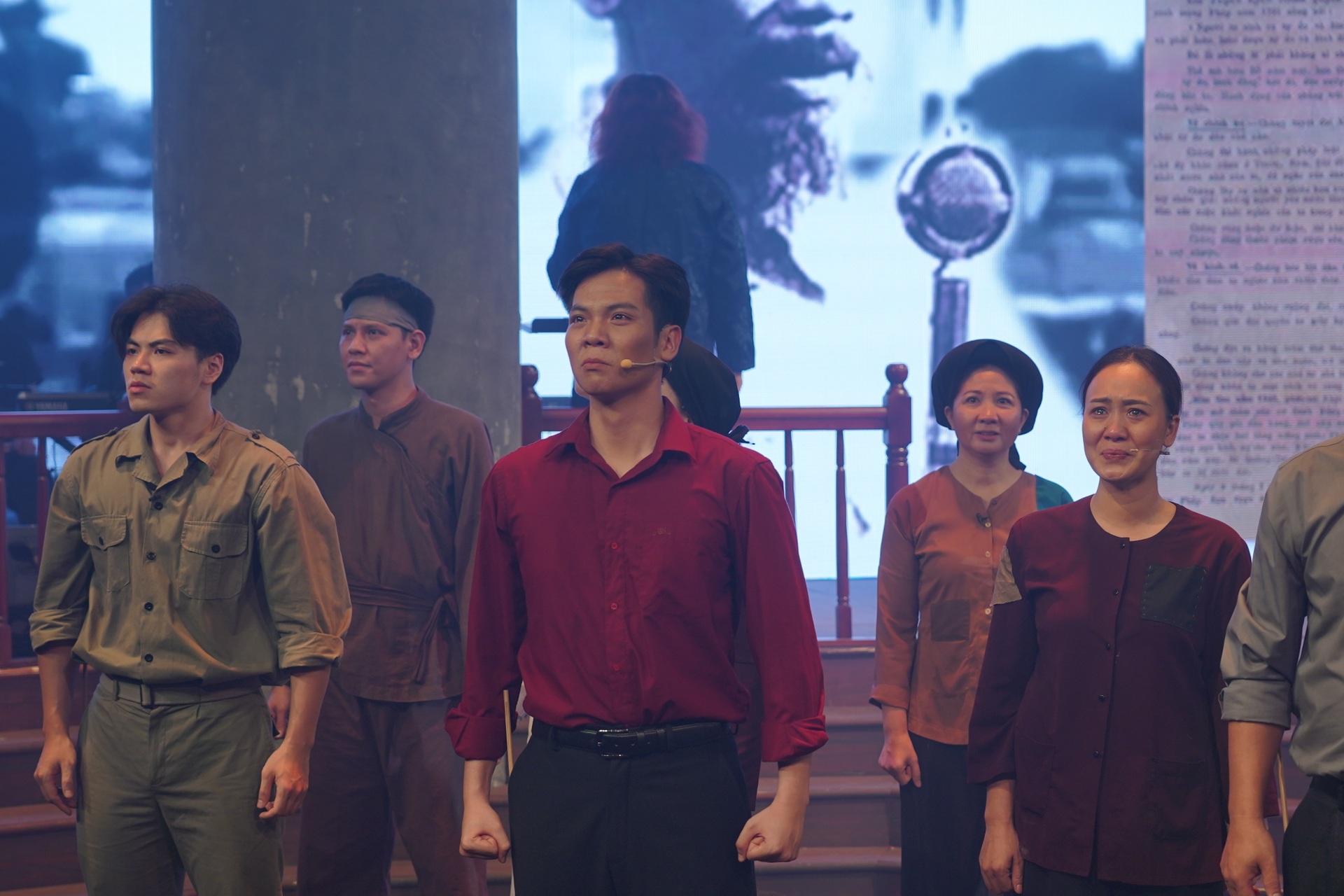 Khán giả vẫy cờ, hát Quốc ca khi xem vở diễn của Nhà hát Kịch Việt Nam - 5