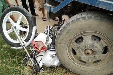 Hà Nội: Xe CSGT bị công nông cán bẹp dúm