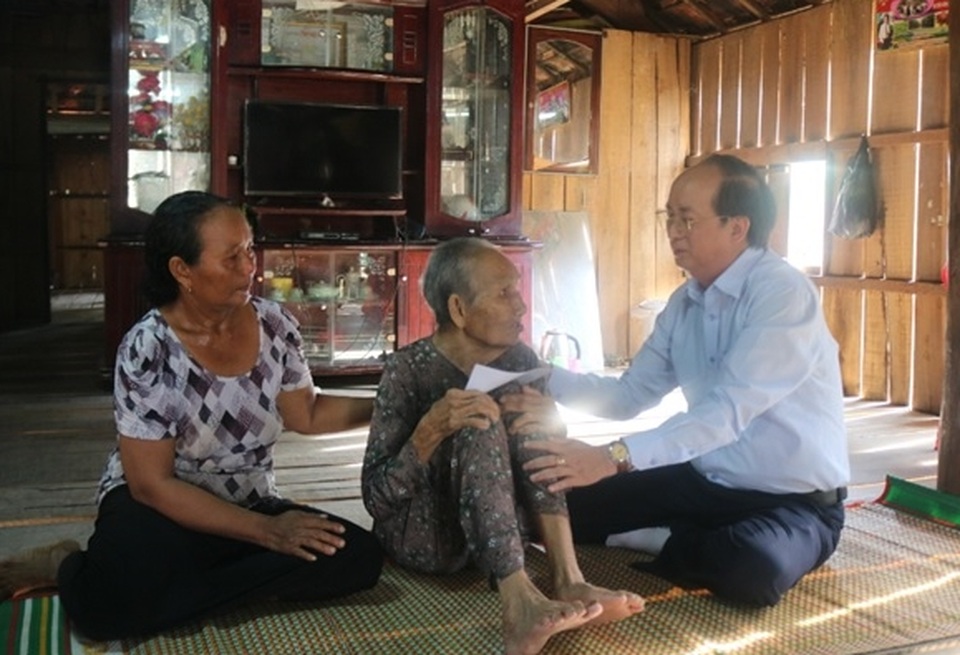 Chủ tịch tỉnh Phú Yên thăm, tặng quà mẹ liệt sĩ và các gia đình có công - 3 Chủ tịch tỉnh Phú Yên thăm, tặng quà mẹ liệt sĩ và các gia đình có công - 3