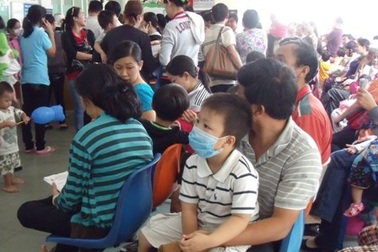 Thủ tục rườm rà, bệnh viện công đang “tự hại mình” 