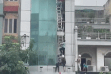 Cháy nhà 5 tầng ở TPHCM, hơn 10 người đu thang thoát ra ngoài