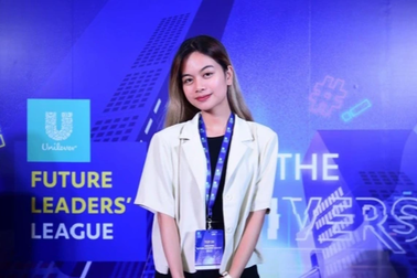 Nữ sinh 19 tuổi "chạy deadline" thành công nhờ vào ứng dụng hẹn hò