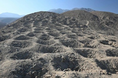 Giải mã bí ẩn 5.200 hố tròn khổng lồ ở Peru, từng được cho là bãi đáp UFO