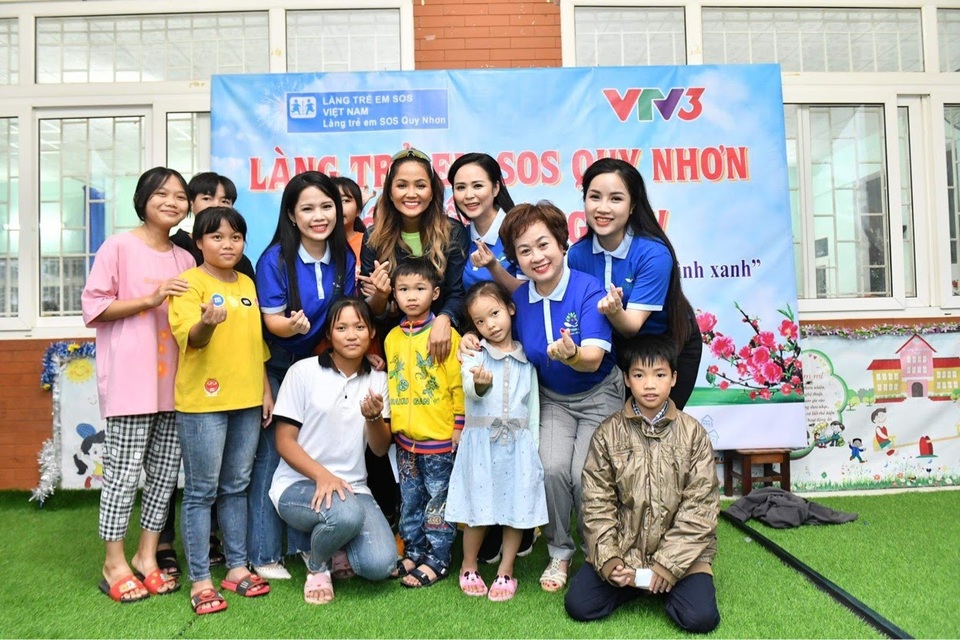 Doanh Nhân Đỗ Hương Ly hội ngộ HHen Niê tại làng trẻ SOS Quy Nhơn - 6 Doanh Nhân Đỗ Hương Ly hội ngộ HHen Niê tại làng trẻ SOS Quy Nhơn - 6