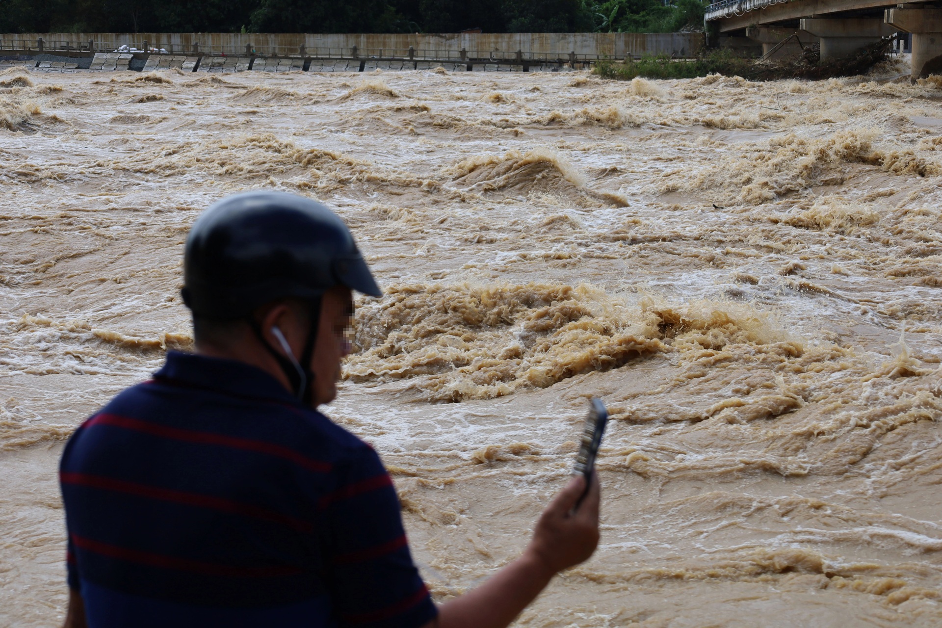 Nhiều nơi ngập sâu, lũ tiếp tục dâng, người dân Nha Trang đưa ô tô lên cao - 5