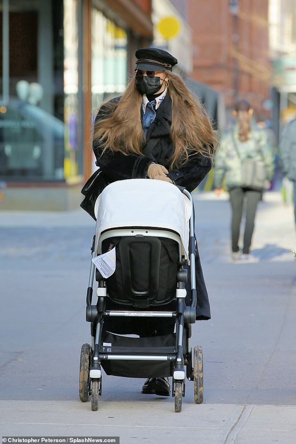 Gigi Hadid sành điệu đưa con gái nhỏ ra phố - 1 Gigi Hadid sành điệu đưa con gái nhỏ ra phố - 1