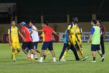 Bức xúc với trọng tài, Khánh Hoà đòi đá lại trận gặp Quảng Nam
