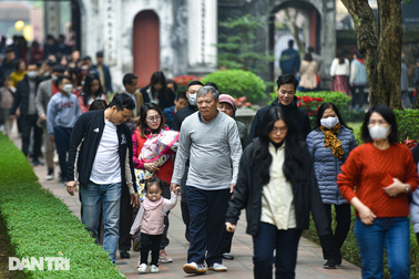 Văn Miếu chật cứng du khách sáng mùng 1 Tết, ông đồ viết chữ "mỏi tay"