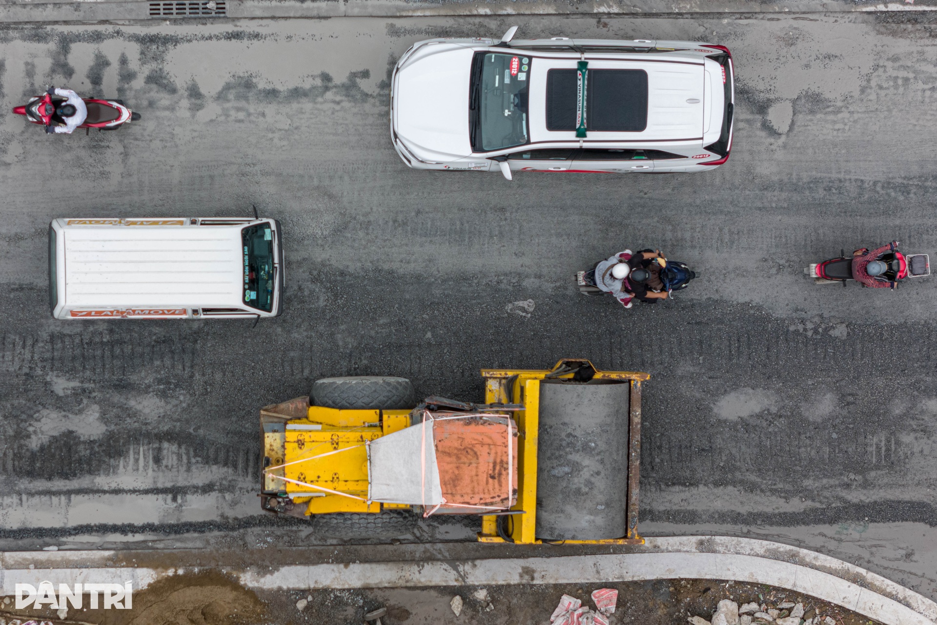 Con đường hàng trăm hố bom, vá đi vá lại sau mỗi cơn mưa ở TPHCM - 11 Con đường hàng trăm hố bom, vá đi vá lại sau mỗi cơn mưa ở TPHCM - 11