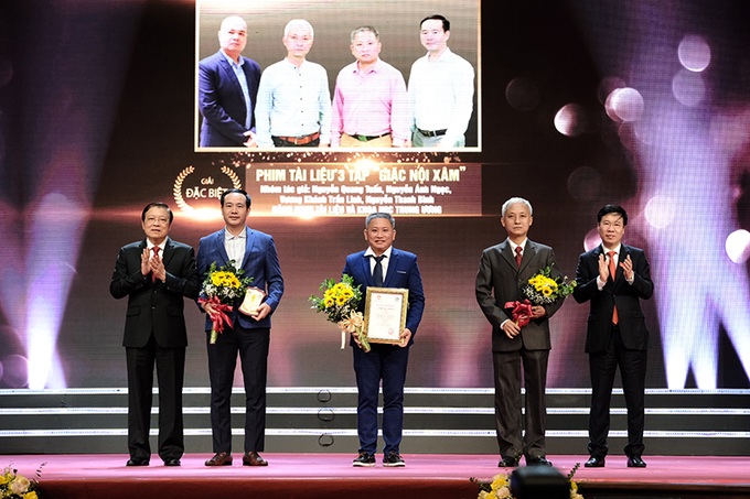Thường trực Ban Bí thư Võ Văn Thưởng và Trưởng Ban Nội chính Trung ương Phan Đình Trạc trao giải cho nhóm tác giả đoạt giải Đặc biệt.