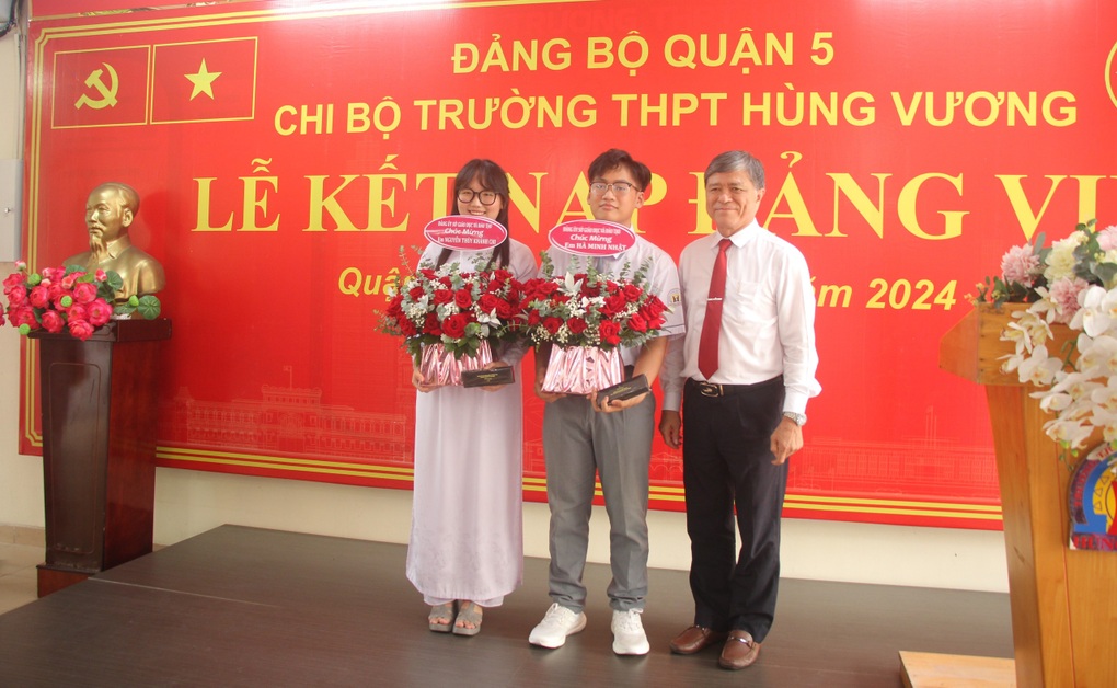 Những học sinh nhận quyết định đặc biệt trước ngày thi tốt nghiệp THPT - 4 Những học sinh nhận quyết định đặc biệt trước ngày thi tốt nghiệp THPT - 4