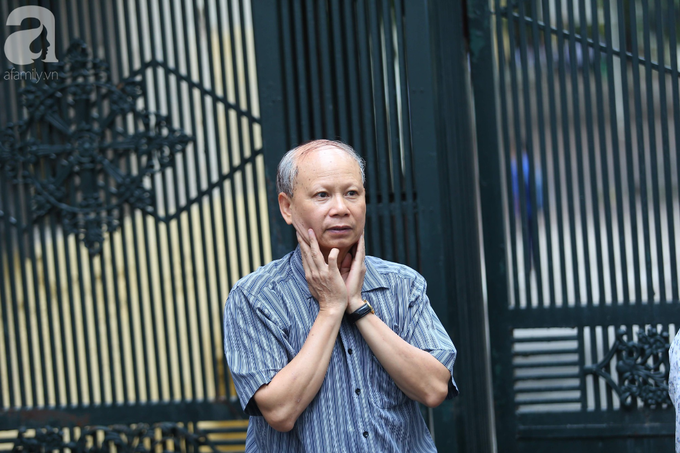 Phụ huynh lo lắng, thấp thỏm đợi con trong ngày đầu kỳ thi tuyển sinh vào lớp 10 - Ảnh 6. Phụ huynh lo lắng, thấp thỏm đợi con trong ngày đầu kỳ thi tuyển sinh vào lớp 10 - Ảnh 6.