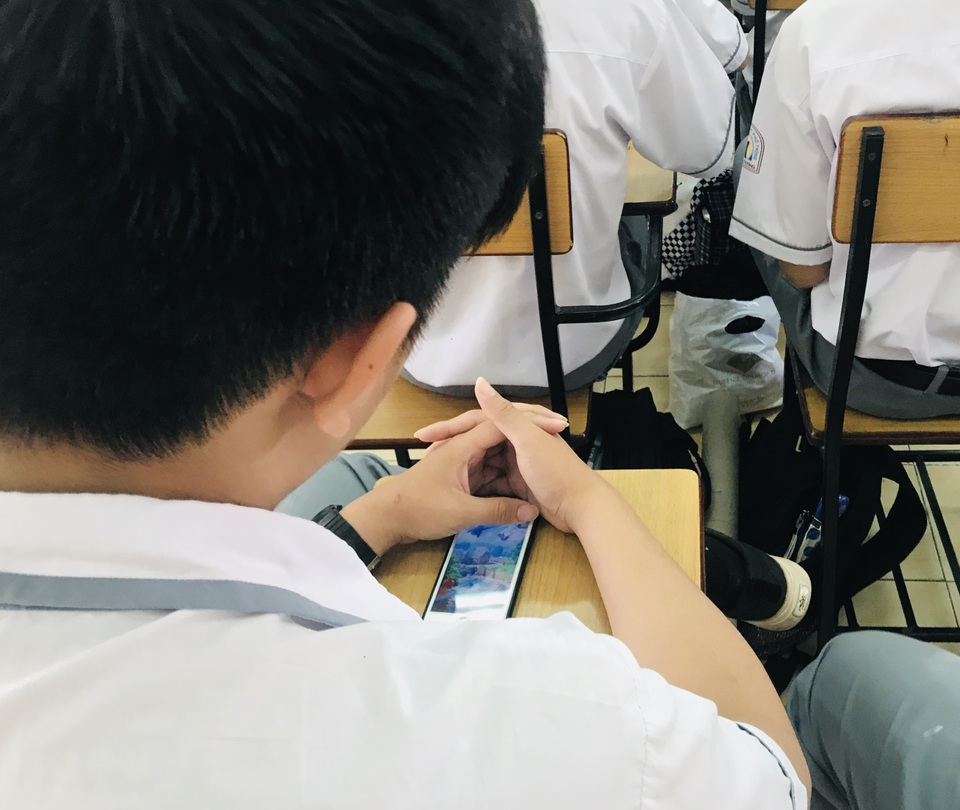Giáo viên cho dùng điện thoại, nhiều học sinh THPT Lê Hồng Phong từ chối - 2 Giáo viên cho dùng điện thoại, nhiều học sinh THPT Lê Hồng Phong từ chối - 2