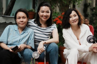 Việt Hương thay đổi ngoại hình, căng thẳng khi làm việc với Khương Ngọc