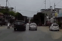 Xe bán tải vượt ẩu kiểu "lấy thịt đè người" gây nguy hiểm trên đường