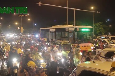 Người dân Thủ đô "bò" về nhà sau màn pháo hoa rực rỡ