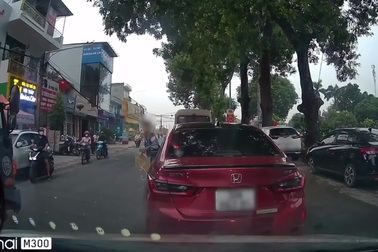 Lấn làn ngược chiều để vượt, xe tải đâm ngã người đi bộ