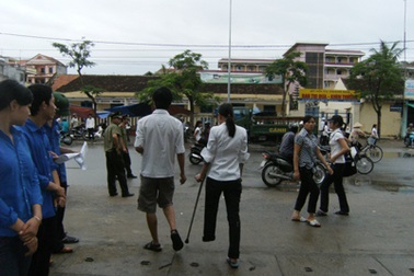 Em, đôi nạng gỗ, và anh vào trường thi