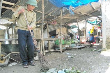 Kỳ tích của người quét chợ nuôi 4 con vào ĐH