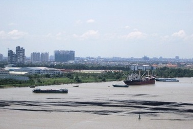 Bụi than phủ kín mặt sông Sài Gòn