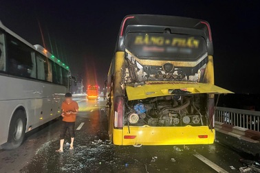 Ô tô khách giường nằm bất ngờ bốc cháy trên cầu Thăng Long