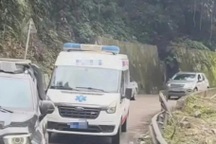 Xe cứu thương hộ tống khách du lịch, hú còi inh ỏi xin đường gây bức xúc